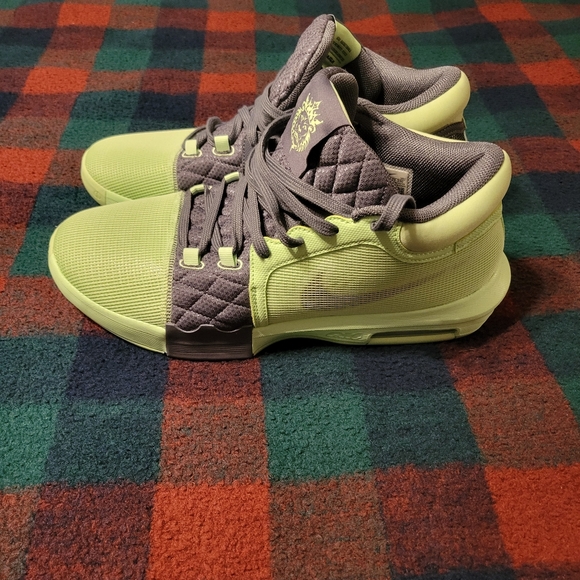 LEBRON WITNESS VIII MENS SIZE 12 WOMENS SIZE 13.5. - Picture 3 of 7